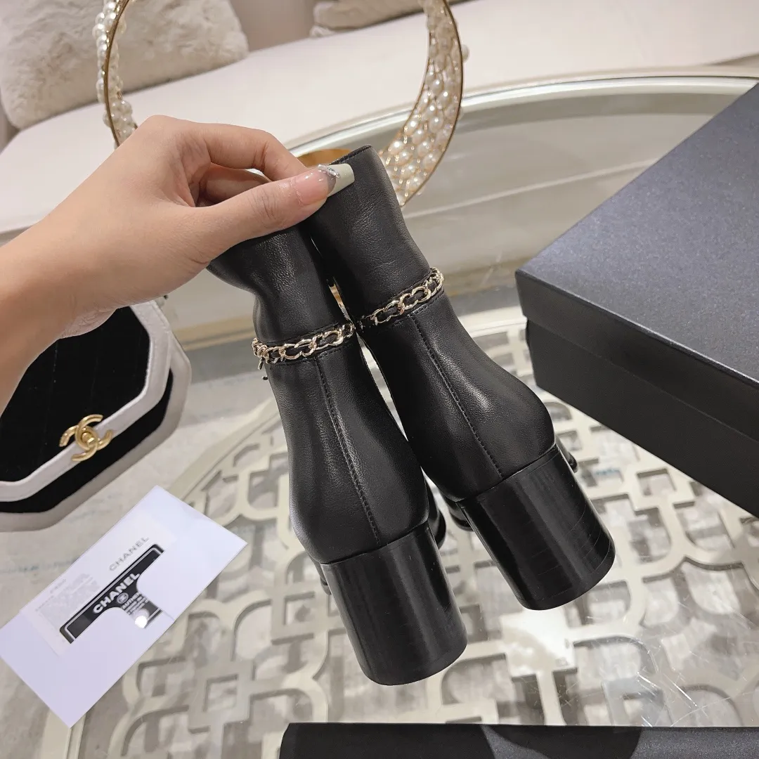 Factory direct sales p700🐘🐘women's shoes women's clothing 2025 Xiaoxiang chanel high-quality counter-level 𝙎𝙡𝙞𝙣𝙜-𝙗𝙖𝙘𝙠🌈〰͏ chanelaa® Xiaoxiang new chain ⛓️skinny leg short boots top purchasing agent level rare items new🍾✨ ━━━━━ ЅᏇєєt ━━━━━ 🍒 Upper: Calfskin imported from Italy ➕Chanel’s unique chain element Lining: Imported comfortable and soft sheepskin lining for foot pads Outsole: Exclusive molding of genuine leather outsole imported from Italy Color: black/white/apricot Size: 34 to 40 (34, 41, 42 are customized and non-returnable and non-exchangeable) Packaging: The latest complete set of packaging from the counter shoe industry